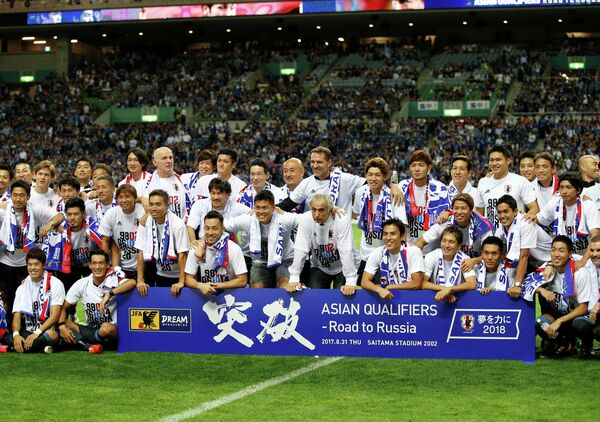 Футболисты сборной Японии после выхода в финальную часть чемпионата миру по футболу 2018 года в России