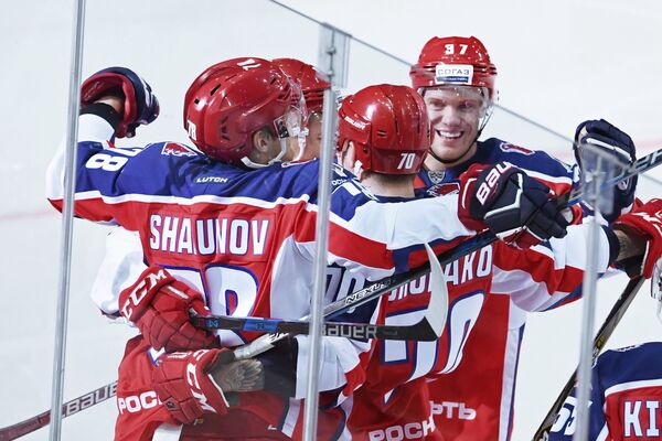 Хоккеисты ЦСКА радуются заброшенной шайбе