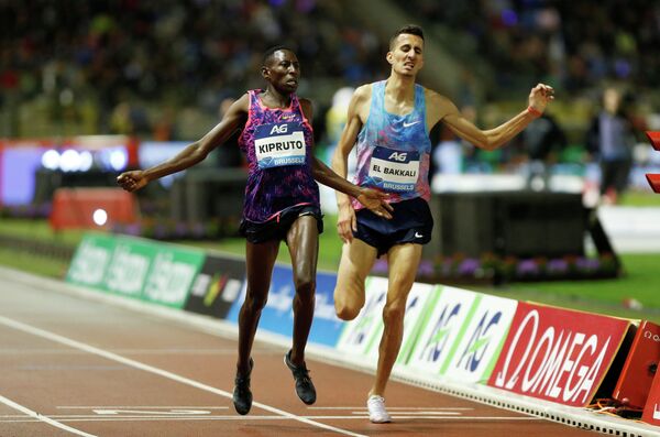 Кенийский легкоатлет Консеслус Кипруто и марокканец Суфиан Эль Баккали (слева направо)