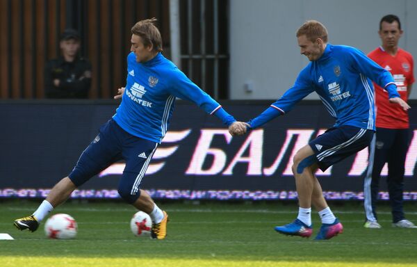Футболисты сборной России Кирилл Панченко (слева) и Павел Могилевец