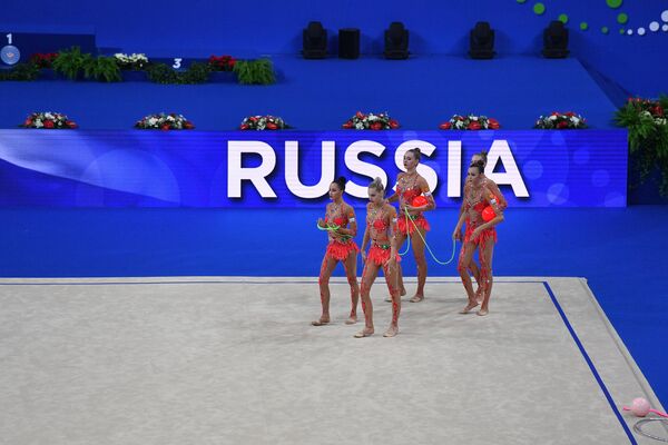Спортсменки сборной России выполняют упражнения с мячами