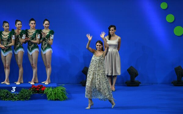 Олимпийская чемпионка по художественной гимнастике Маргарита Мамун (в центре)