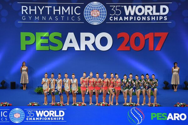 Спортсменки сборной Болгарии, спортсменки сборной России и спортсменки сборной Японии (слева направо)