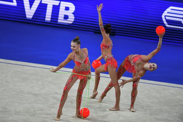 Спортсменки сборной России выполняют упражнения с мячами и скакалками