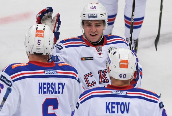 Хоккеисты СКА Патрик Херсли, Андрей Алтыбармакян и Евгений Кетов (слева направо)