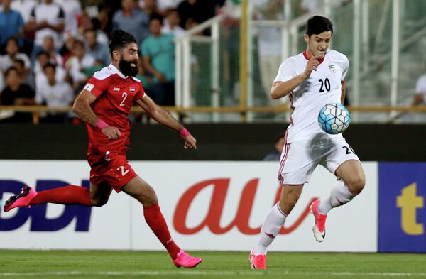 Нападающий сборной Ирана по футболу Сердар Азмун (справа)