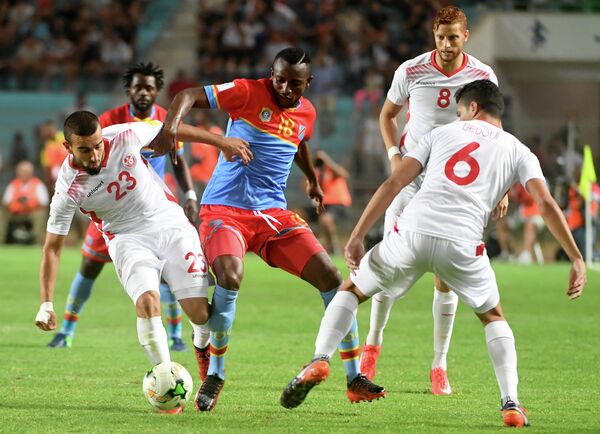 Игровой момент матча африканского отборочного турнира чемпионата мира по футболу 2018 года между сборными Туниса и ДР Конго