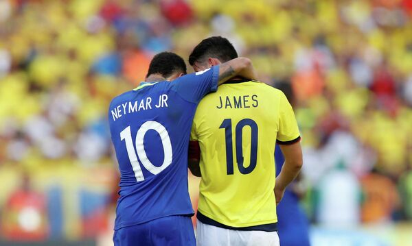 Нападающий сборной Бразилии по футболу Неймар и полузащитник команды Колумбии Хамес Родригес (слева направо)