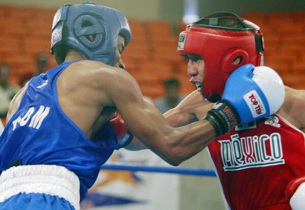 Участник Олимпийских игр 2004 года мексиканский боксер Рауль Кастанеда (справа)