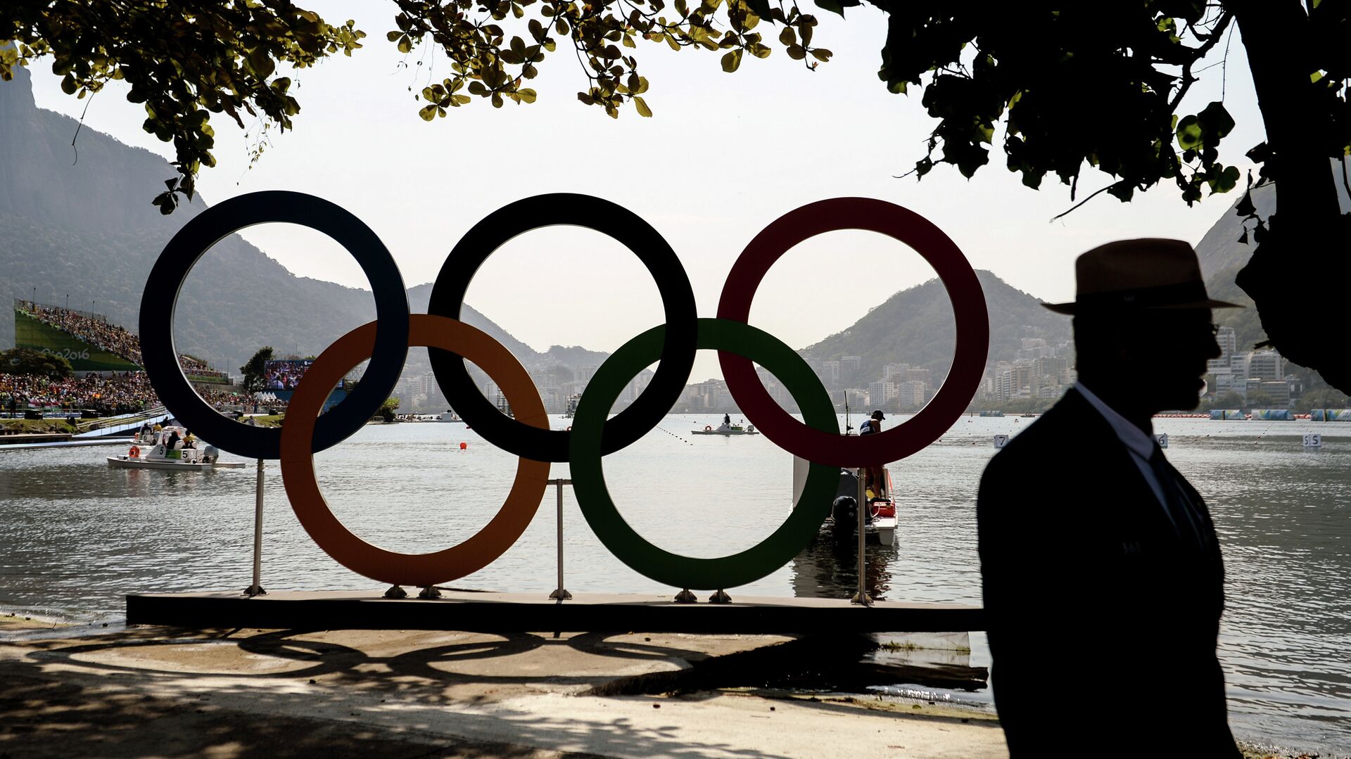 Олимпийские кольца на озере Лагоа в Рио-де-Жанейро - РИА Новости, 1920, 26.07.2022