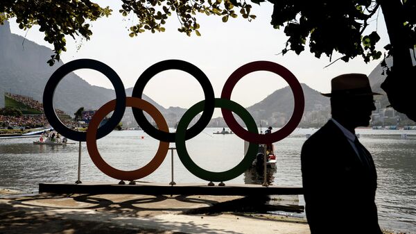 Олимпийские кольца на озере Лагоа в Рио-де-Жанейро