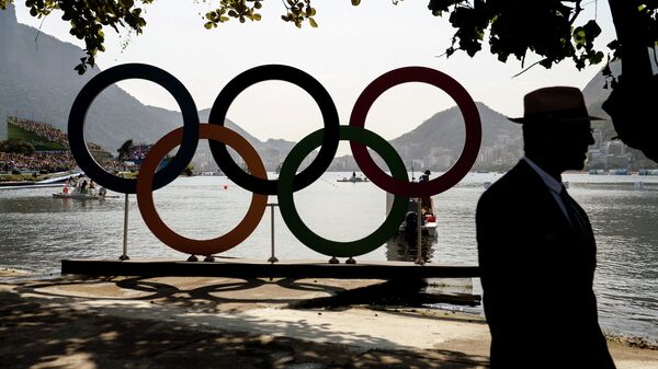 Олимпийские кольца на озере Лагоа в Рио-де-Жанейро