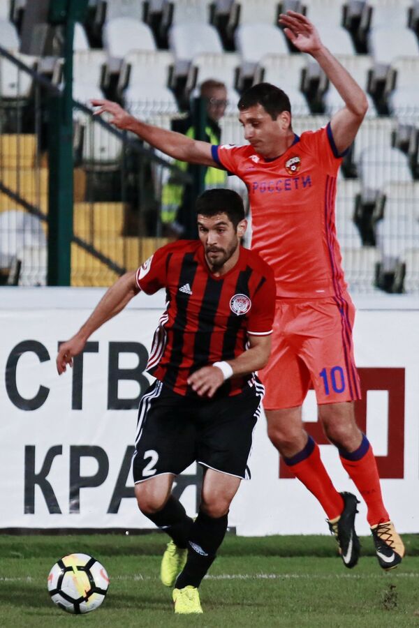 Защитник Амкара Александар Милькович (слева) и полузащитник ПФК ЦСКА Алан Дзагоев