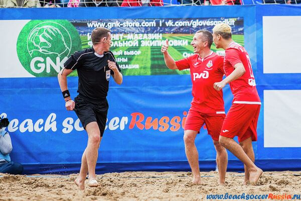 Игроки пляжного футбольного клуба Локомотив