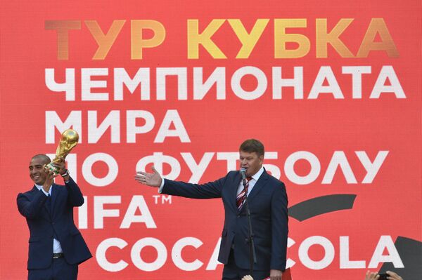 Давид Трезеге (слева) с кубком чемпионата мира по футболу и спортивный комментатор Дмитрий Губерниев