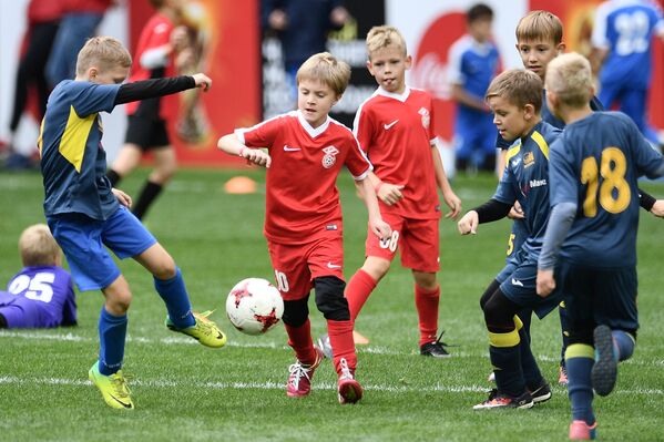 Дети играют в футбол перед началом церемонии старта тура кубка чемпионата мира 2018 по футболу