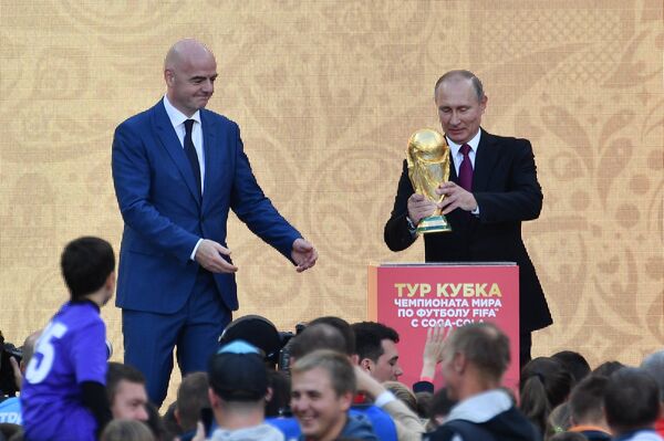 Президент РФ Владимир Путин (справа) и президент ФИФА Джанни Инфантино