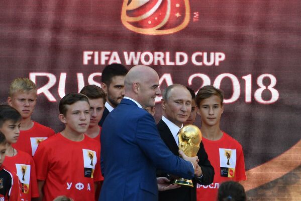 Глава ФИФА Джанни Инфатино (слева) и президент РФ Владимир Путин на церемонии старта тура кубка чемпионата мира по футболу