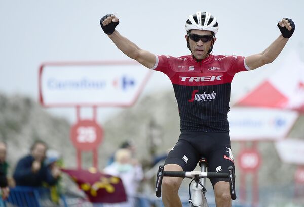 Испанский велогонщик Альберто Контадор из команды Trek - Segafredo