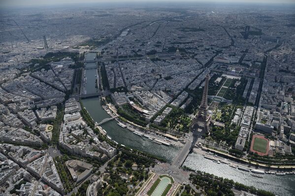 Вид на город Париж и Эйфелеву башню