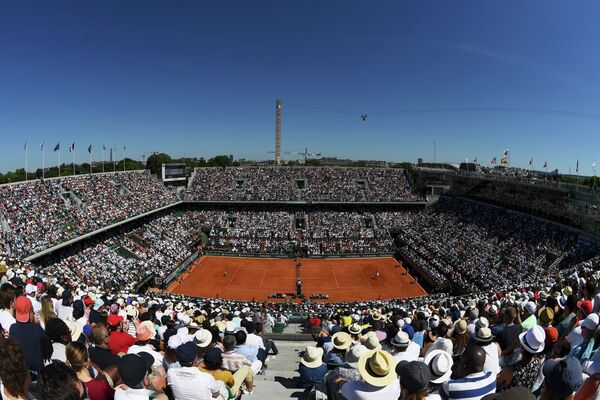 Вид на корт Филиппа Шатрие, где проходят матче теннисного турнира Ролан Гаррос