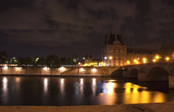 Вид на реку Сена и музей Лувр