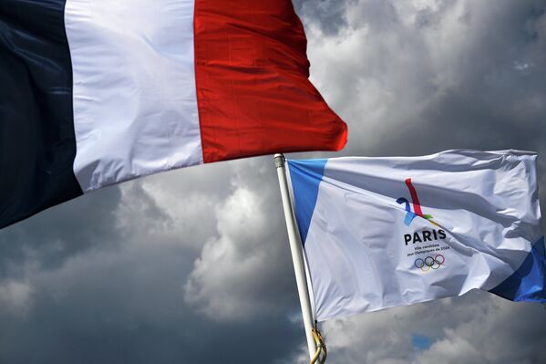 Государственный флаг Франции и логотип Олимпийских игр в Париже