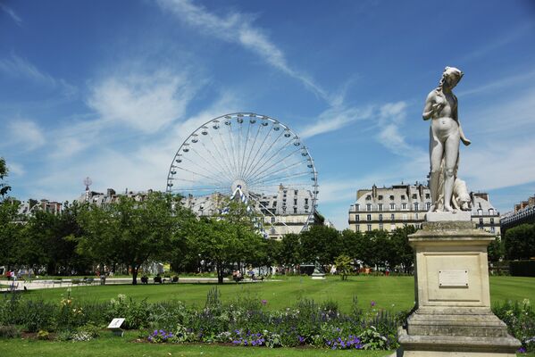 Сад Тюильри в Париже. Справа - статуя Нимфа