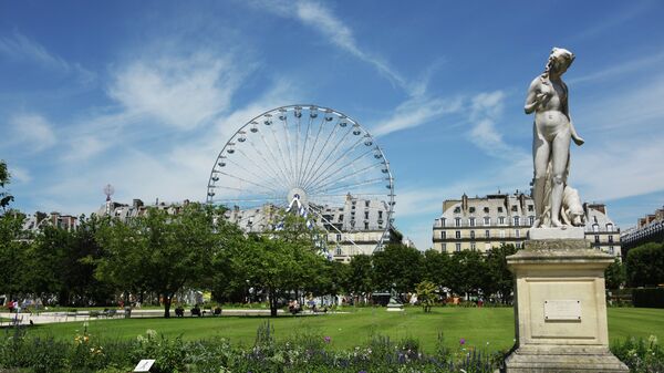 Сад Тюильри в Париже. Справа - статуя Нимфа