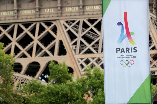 Логотип Олимпийских игр 2024 года на фоне Эйфелевой башни в Париже