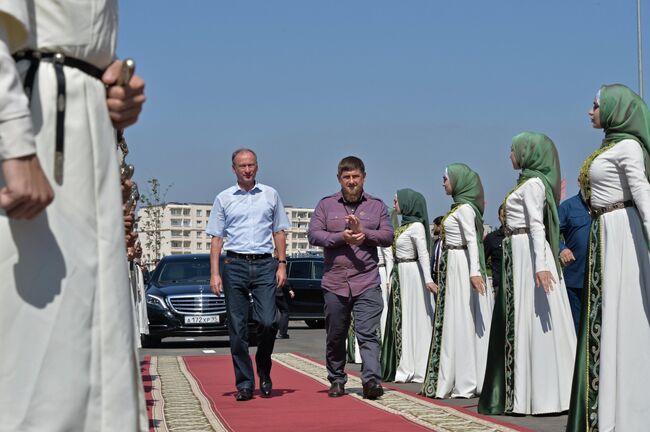 Секретарь Совета безопасности РФ Николай Патрушев (слева) и глава Чеченской Республики Рамзан Кадыров на церемонии открытия Волейбольного дворца в Грозном