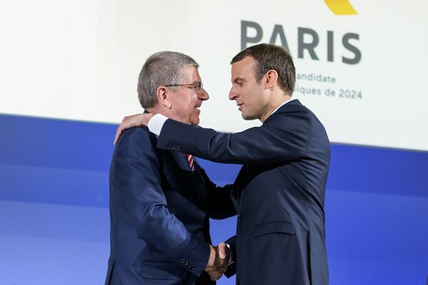 Глава МОК Томас Бах (слева) и президент Франции Эммануэль Макрон
