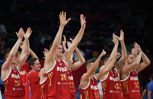 Баскетболисты сборной России после победы над греками