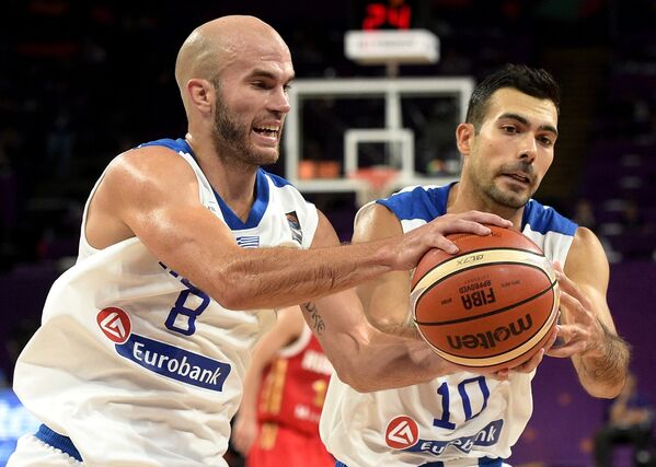 Баскетболисты сборной Греции Ник Калатес (слева) и Костас Слукас