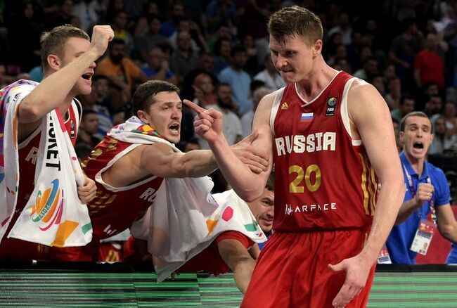Баскетболисты сборной России Андрей Зубков,Семен Антонов и Андрей Воронцевич (слева направо)