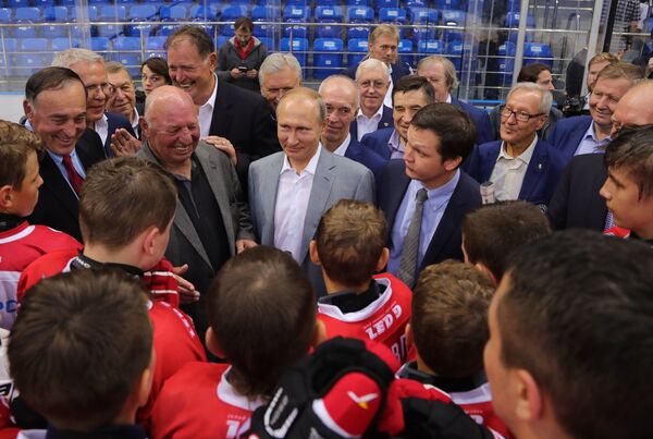 Канадские хоккеисты Пит Маховлич, Дэннис Халл и президент РФ Владимир Путин (в центре)