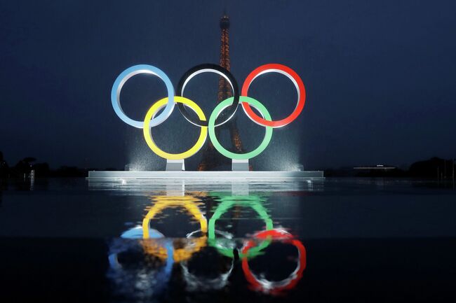 Олимпийские кольца на фоне Эйфелевой башни в Париже