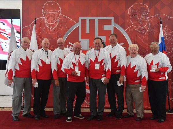 Хоккеисты сборной Канады на церемонии чествования хоккеистов, участвовавших в Суперсерии СССР — Канада 1972 года