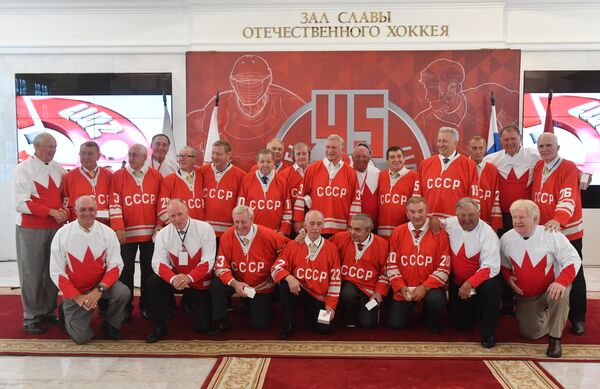 Хоккеисты сборной СССР и сборной Канады во время совместного фотографирования