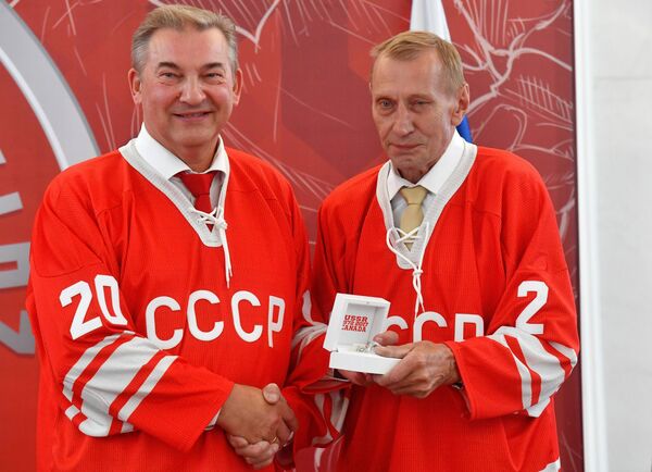 Хоккеисты сборной СССР Владислав Третьяк (слева) и Александр Гусев