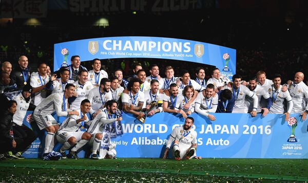 Футболисты мадридского Реала во время церемонии награждения на клубном чемпионате мира-2016