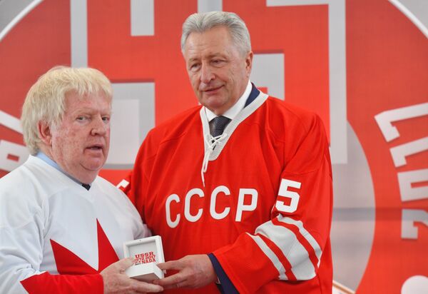 Хоккеист сборной Канады Пэт Стэплтон (слева) и хоккеист сборной СССР Александр Якушев
