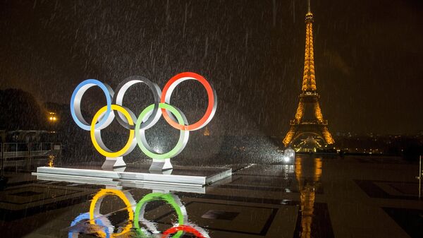 Олимпийские кольца на площади Трокадеро в Париже. Архивное фото