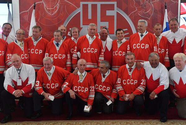 Хоккеисты сборной СССР и сборной Канады во время совместного фотографирования