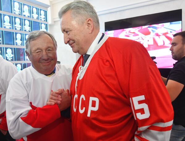 Холоккеист сборной Канады Брэд Парк (слева) и хоккеист сборной СССР Александр Якушев