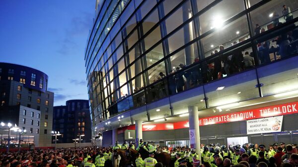 Болельщики Кельна возле стадиона лондонского Арсенала