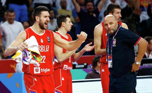 Разыгрывающий сборной Сербии Василье Мичич и главный тренер сербов Саша Джорджевич (слева направо на первом плане)