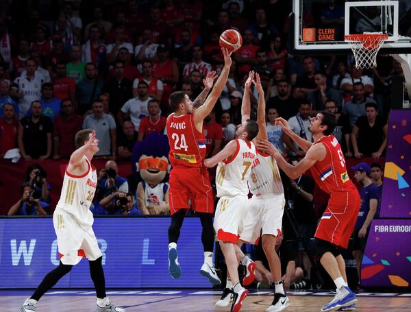 Игровой момент полуфинального матча чемпионата Европы по баскетболу Россия - Сербия