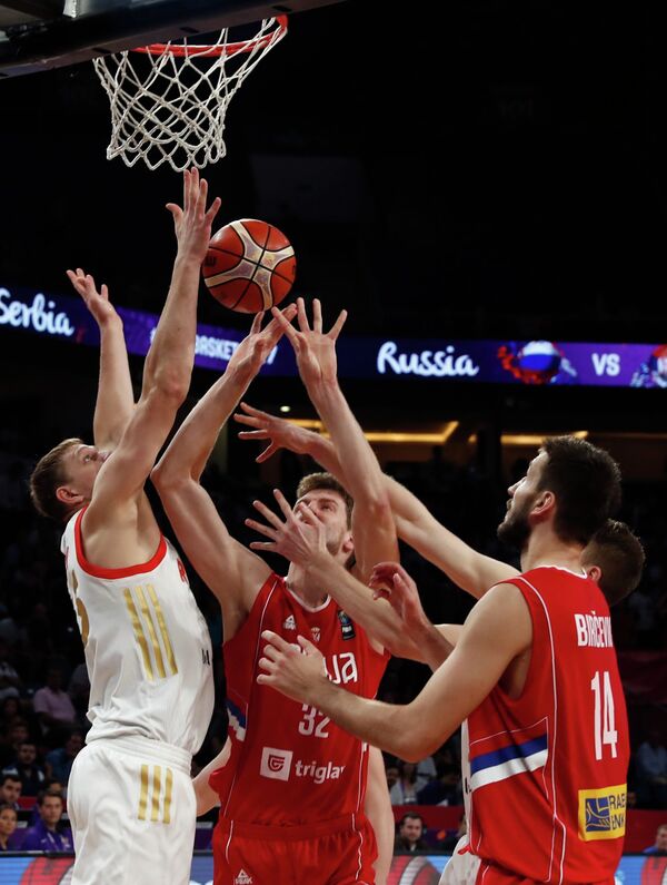 Игровой момент полуфинального матча чемпионата Европы по баскетболу Россия - Сербия