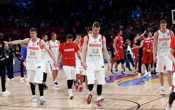 Российские баскетболисты после поражения от сербов в полуфинале чемпионате Европы